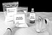 1. Hæld en strøget spiseskefuld (15 ml) calciumglukonat i et glas af normal størrelse.  Brug en måleske, ikke en almindelig spiseske.