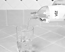 6. Töltsük fel a poharat langyos vagy hideg vízzel.